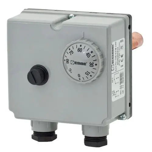 Tauchthermostat in grauem Gehäuse mit Drehregler für Temperaturregelung, Produktionsmarke ESBE, geeignet für verschiedene Heizsysteme. Anschlüsse an der Unterseite.